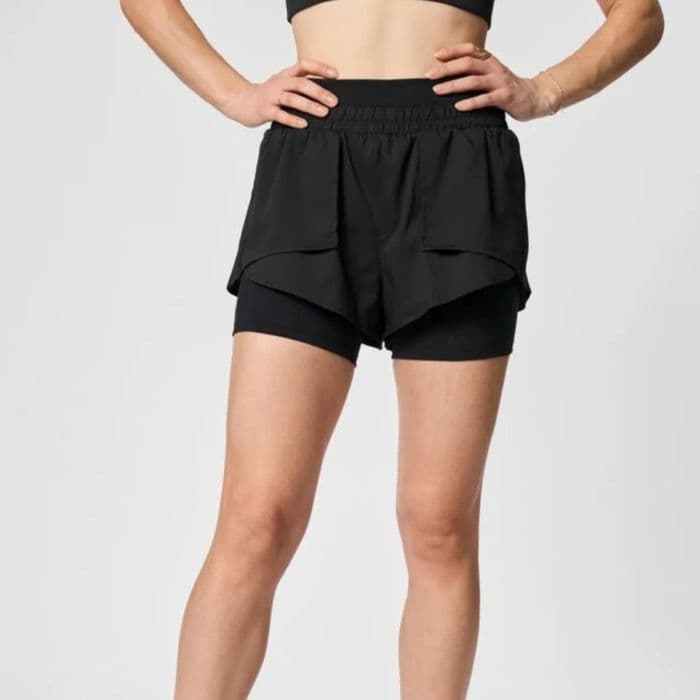 Girlfriend Collective Fallon 2-in-1 Trail Shorts K. L Musta Naiset
